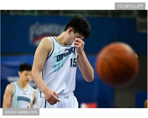 手部接触判定：篮球规则中如何界定合法与犯规？